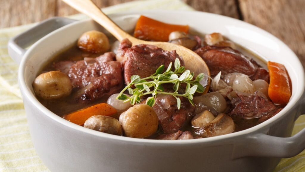 Magazyn Travelist: Coq au vin – burgundzki przysmak z kurczakiem 