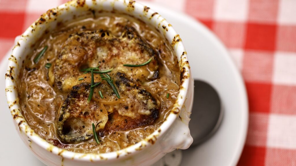 Magazyn Travelist: Soupe à l’oignon – francuska zupa cebulowa