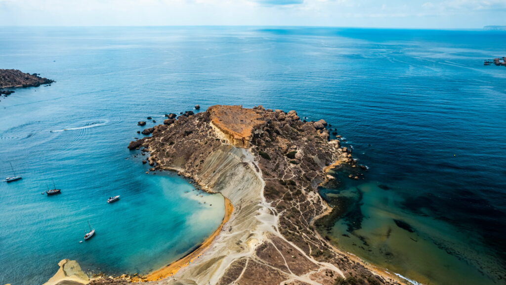 Magazyn Travelist: Najpiękniejsze plaże Malty - Ghajn Tuffieha