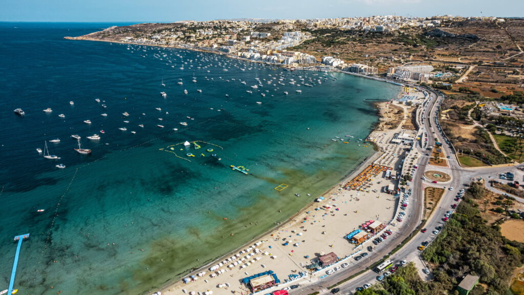Magazyn Travelist: Najpiękniejsze plaże Malty -Mellieha Bay