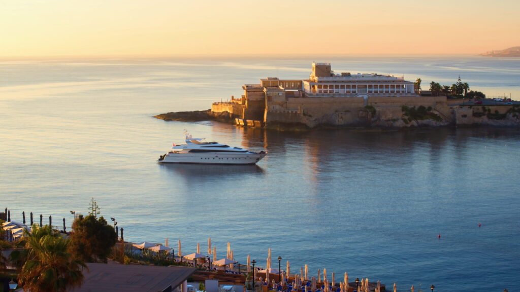Magazyn Travelist: Najpiękniejsze plaże Malty - St. George’s Bay 
